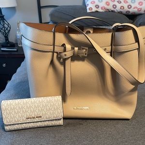 Beige Michael Kor tote bag with matching wallet …used
